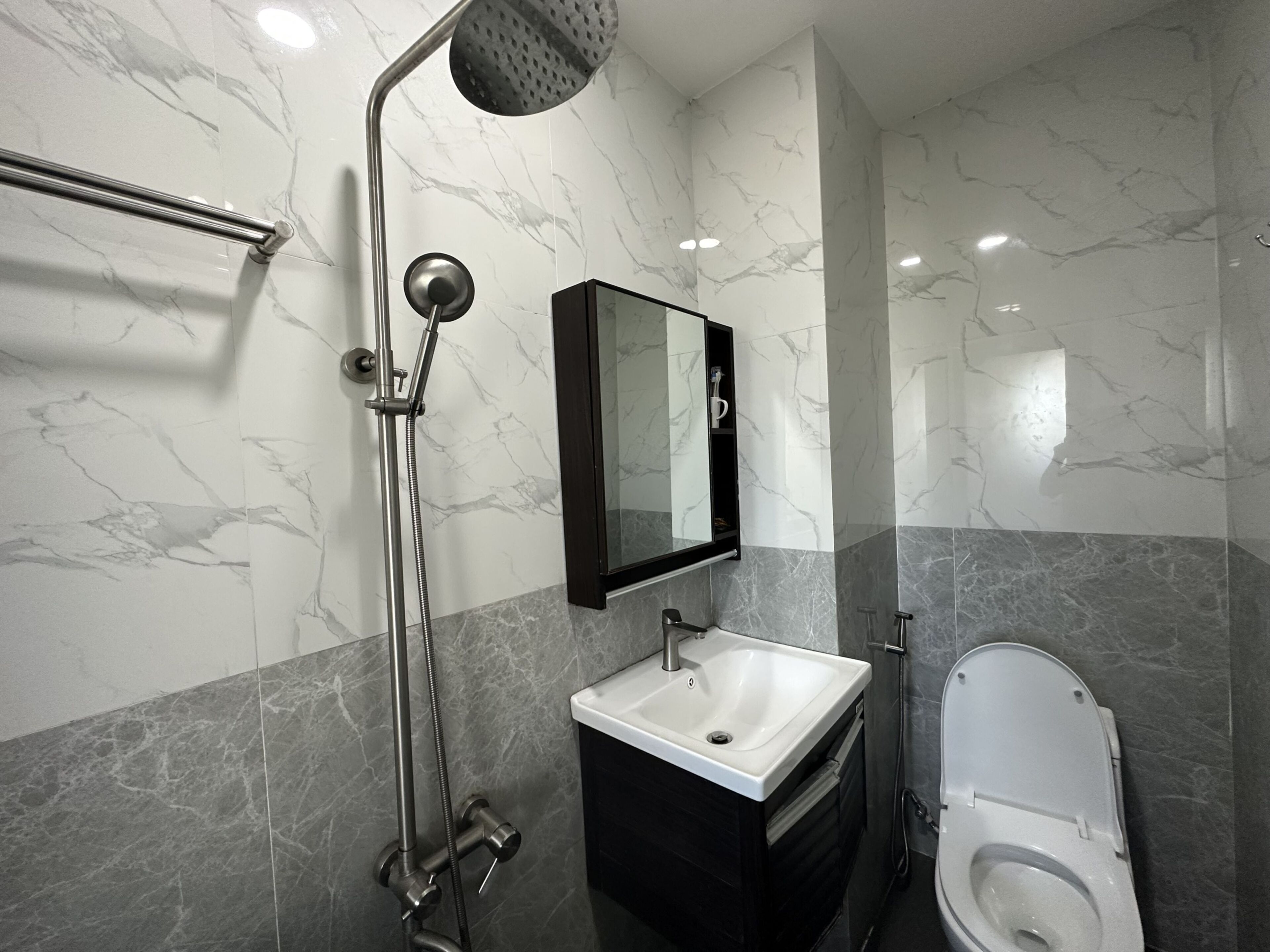 Superior vierpersoonskamer | Badkamer | Een douche, gratis toiletartikelen, een bidet, handdoeken