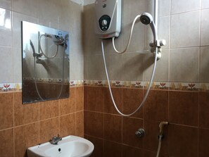 Shower, rainfall showerhead, free toiletries, bidet