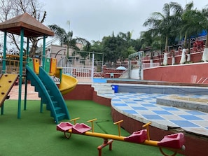 พื้นที่เล่นสำหรับเด็ก - กลางแจ้ง