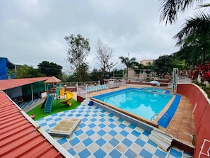 สระว่ายน้ำกลางแจ้ง