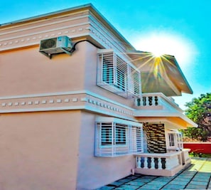 Mặt tiền nơi lưu trú