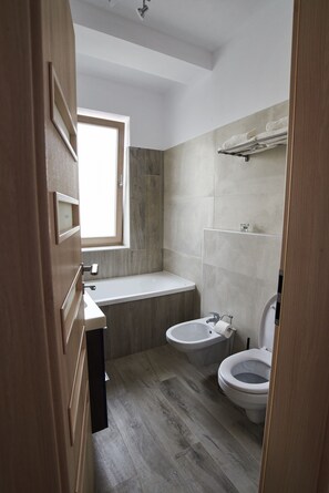 City Apartment | Bathroom | Bathtub, free toiletries, hair dryer, bidet