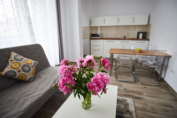 City-Apartment | Wohnzimmer | 80-cm-LED-Fernseher mit Kabelempfang, Fernseher