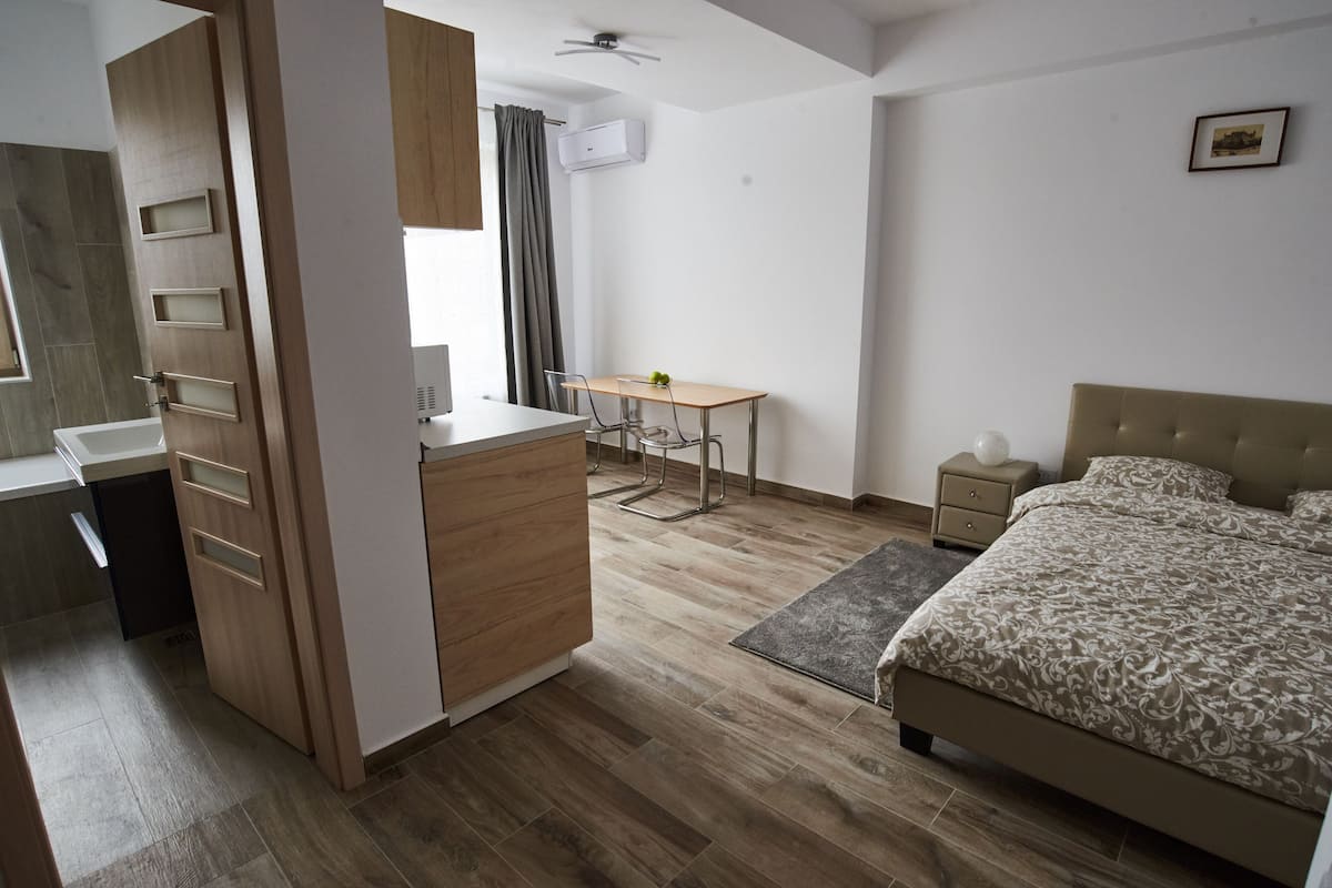 Standard Studio, 1 Queen Bed | 1 bedroom, individually decorated, individually furnished