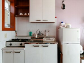 Kamar (Ivy) | Dapur kecil pribadi | Lemari es, microwave, kompor, dan penanak nasi
