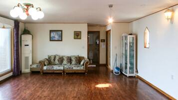 Phòng (Rosemary) | Khu phòng khách | TV, sàn nhà có sưởi