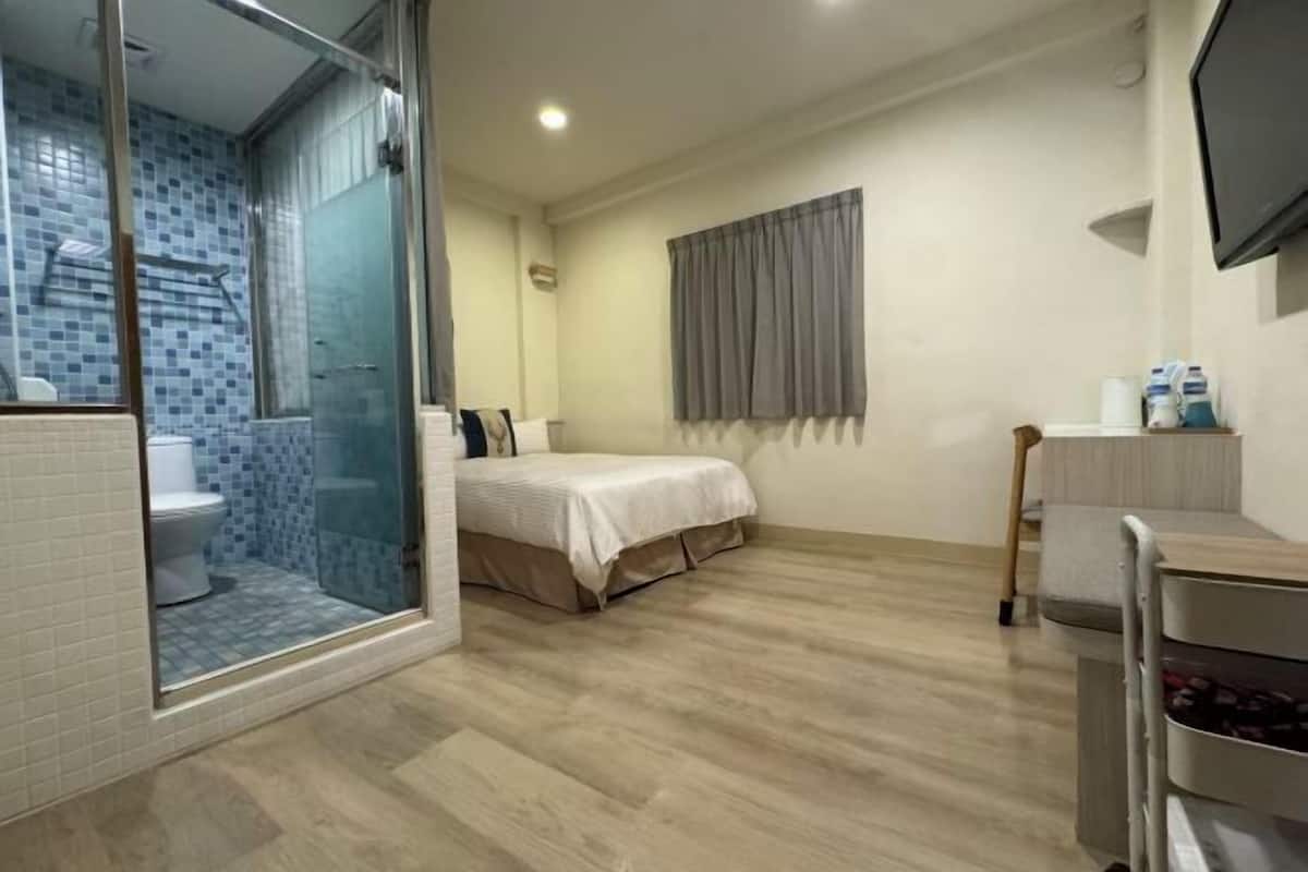 Escritorio, cortinas blackout, wifi gratis y ropa de cama 