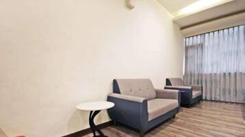 Family Room | Desk, blackout drapes, free WiFi, bed sheets