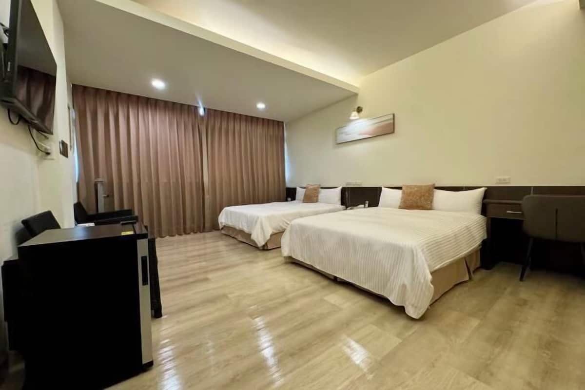 Escritorio, cortinas blackout, wifi gratis y ropa de cama 