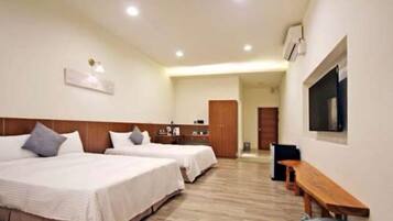 Family Room | Desk, blackout drapes, free WiFi, bed sheets