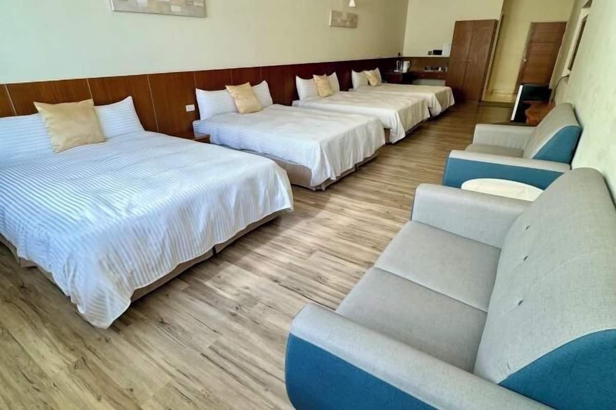 Escritorio, cortinas blackout, wifi gratis y ropa de cama 