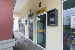 Property entrance - Hotel O Sohotel (Pelabuhan Klang)