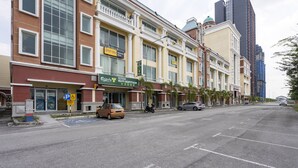 A multi-story hotel with a traditional facade, a restaurant on the ground floor, and a parking area with handicapped accessibility. - Hotel O Sohotel (Pelabuhan Klang)