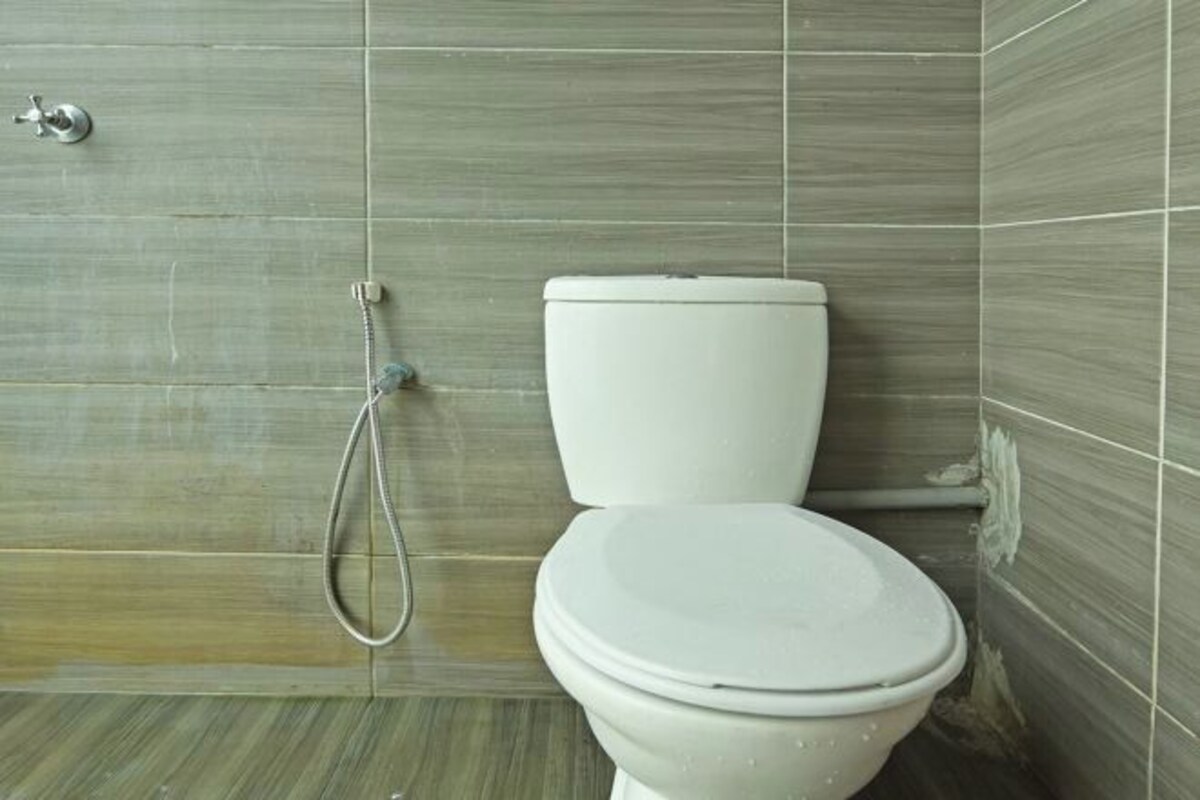 Ein Badezimmer mit Toilette und Dusche.