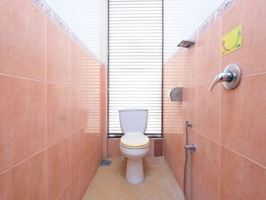 Superior Suite | Bathroom | Shower, free toiletries, bidet, towels