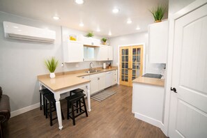 Frigorífico, microondas, horno y placa de cocina
