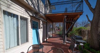 In Town walking distance to Stores and Restaurants