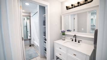 Bañera con ducha, secador de pelo, toallas, jabón
