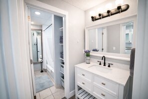 Chuveiro/banheira combinados, secador de cabelo, toalhas de banho