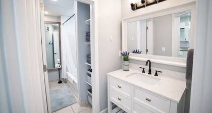 Clean In-Town, 2BR Sleeps 4, Walk to Shops & Dining