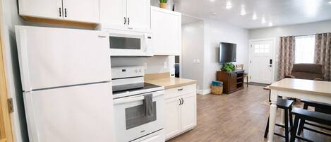 雪櫃、微波爐、焗爐、爐具