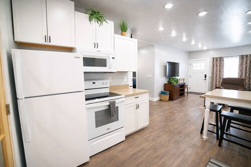 Clean In-Town, 2BR Sleeps 4, Walk to Shops & Dining