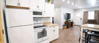 Clean In-Town, 2BR Sleeps 4, Walk to Shops & Dining