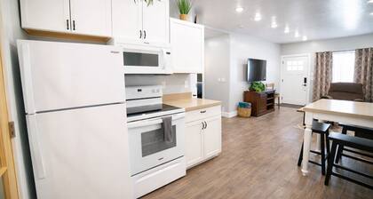 Clean In-Town, 2BR Sleeps 4, Walk to Shops & Dining