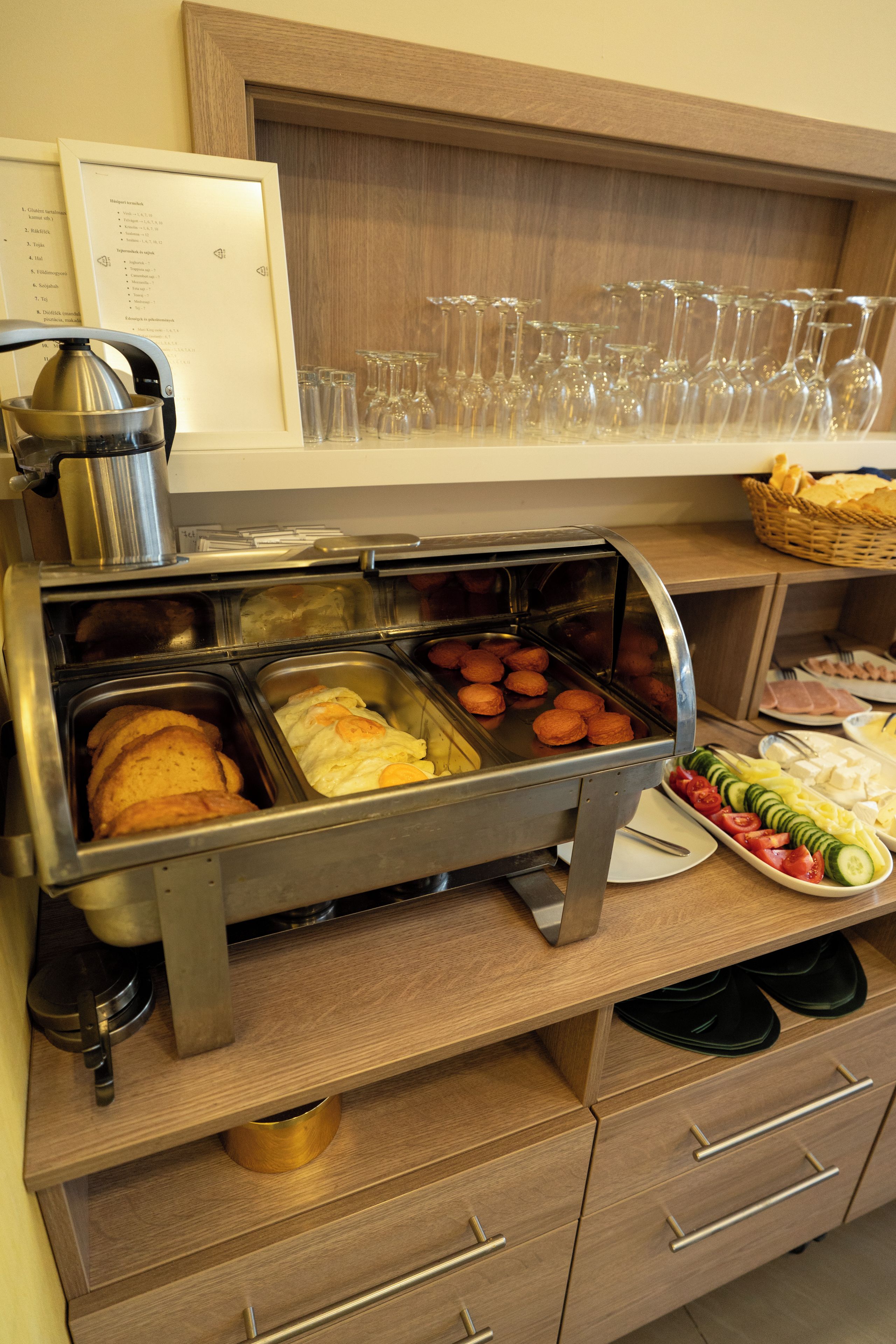 Montaje de bufé con diferentes alimentos y una máquina de café.