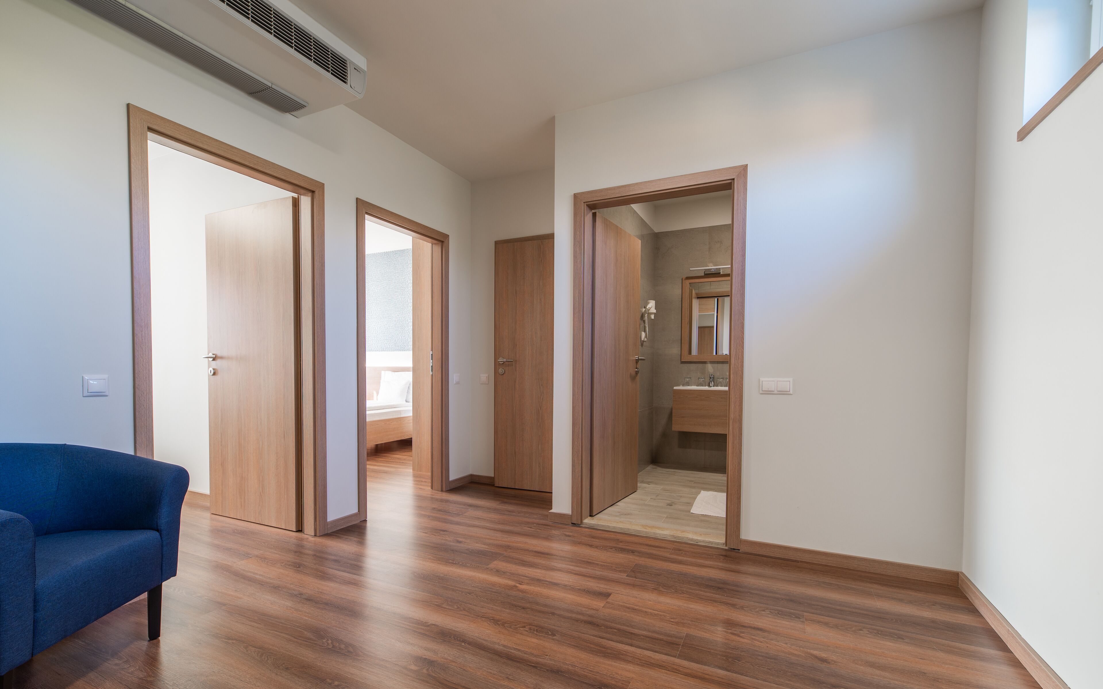 Sistema de insonorización, wifi gratis y muebles diferentes 