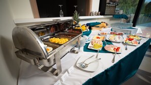 A buffet setup with various food items and a self-service hot dog grill. - Hotel Szeghalom (Szeghalom)