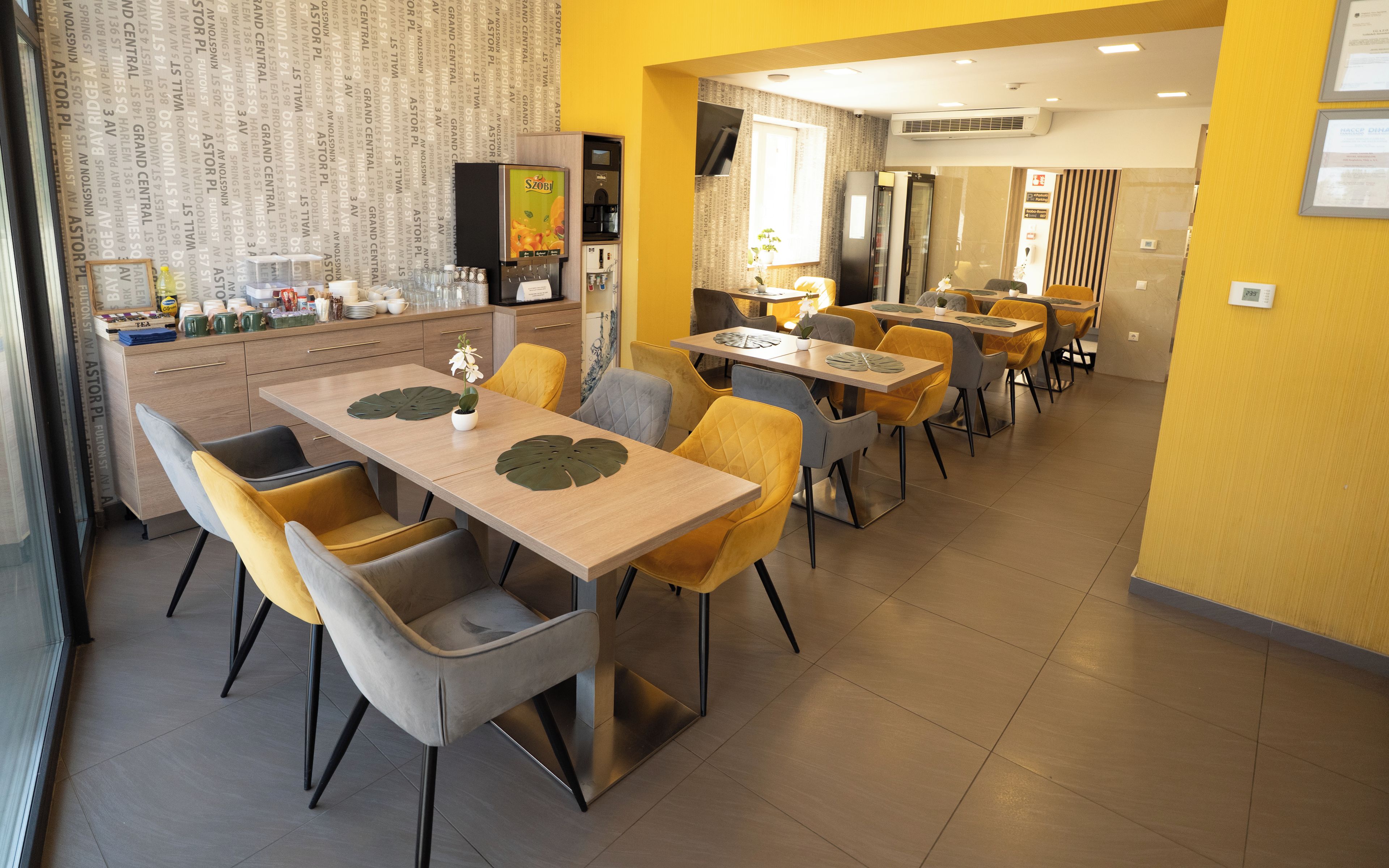Un restaurante con varias mesas y sillas, una máquina de café y una barra con diversos artículos.