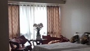 Quarto casal básico | Cortinas blackout, ferros/tábuas de passar roupa