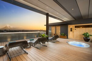 Una piscina al aire libre, sillones reclinables de piscina