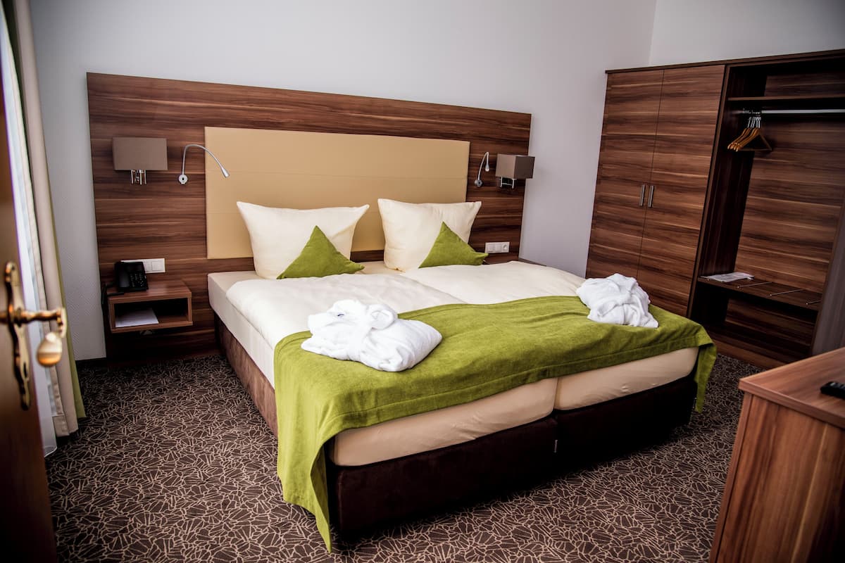 hypo-allergenic bedding, minibar, in-room safe, desk