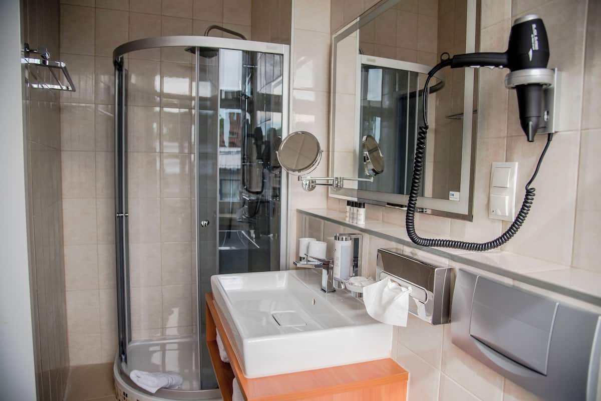 shower, rainfall showerhead, free toiletries, hair dryer