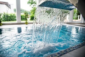 A pool with clear water and a visible water fountain feature. - Hotel Villa Elsa (Bad Kissingen)