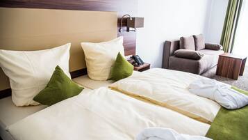 Junior-Suite, Balkon | Allergikerbettwaren, Minibar, Zimmersafe, Schreibtisch