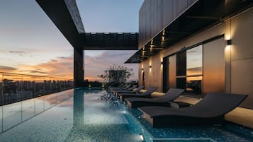 Una piscina al aire libre (de 06:00 a 00:00), tumbonas