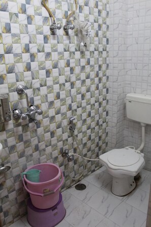 Shower, towels - Hotel Gokul inn (Mathura)