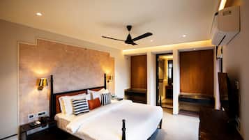Desk, rollaway beds, free WiFi