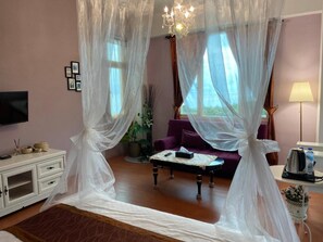 Desk, free WiFi, bed sheets - Sea Princess B&B (Fengbin)