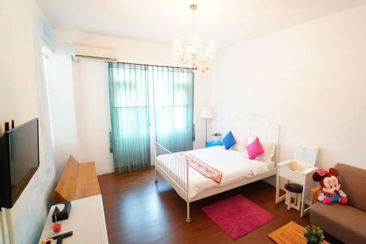 Kamar Double Basic | Meja kerja, Wi-Fi gratis, dan seprai linen