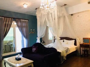 Escritorio, wifi gratis y ropa de cama