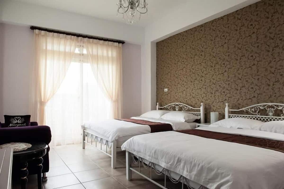 Kamar Quadruple | Meja kerja, Wi-Fi gratis, dan seprai linen