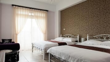 Escritorio, wifi gratis y ropa de cama