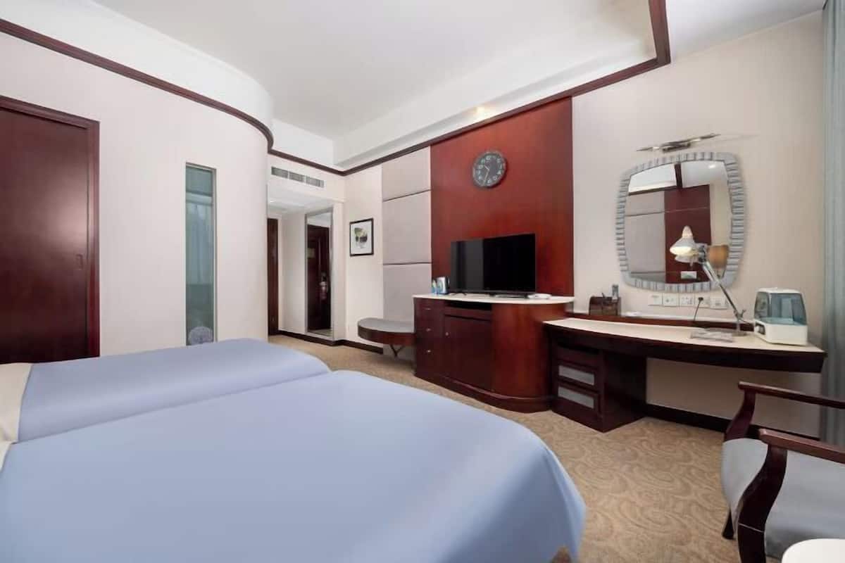 Minibar, Zimmersafe, Schreibtisch, Verdunkelungsvorhänge