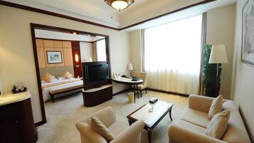 Suite | Minibar, in-room safe, desk, blackout drapes