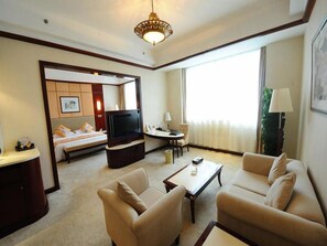 Minibar, caja de seguridad en la habitación y escritorio