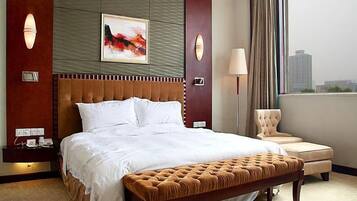 Business Double Room | Minibar, in-room safe, desk, blackout drapes